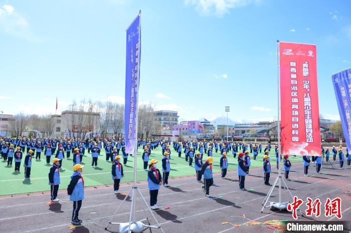圖為學(xué)生在跳繩教練齊景龍的指導(dǎo)下做準(zhǔn)備運(yùn)動(dòng)?！∝暩聛?lái)松 攝
