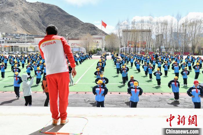 圖為學(xué)生在跳繩教練齊景龍的指導(dǎo)下做準(zhǔn)備運(yùn)動(dòng)。　貢嘎來(lái)松 攝
