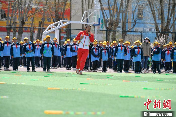 圖為學(xué)生在跳繩教練齊景龍的指導(dǎo)下做準(zhǔn)備運(yùn)動(dòng)?！∝暩聛?lái)松 攝