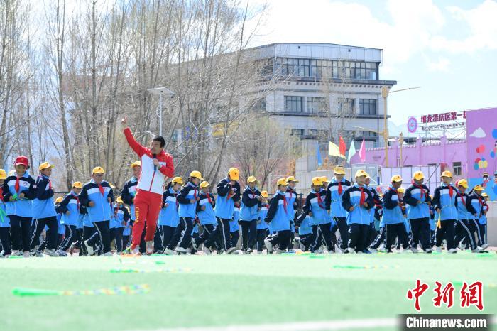 圖為學(xué)生在跳繩教練齊景龍的指導(dǎo)下做準(zhǔn)備運(yùn)動(dòng)?！∝暩聛?lái)松 攝