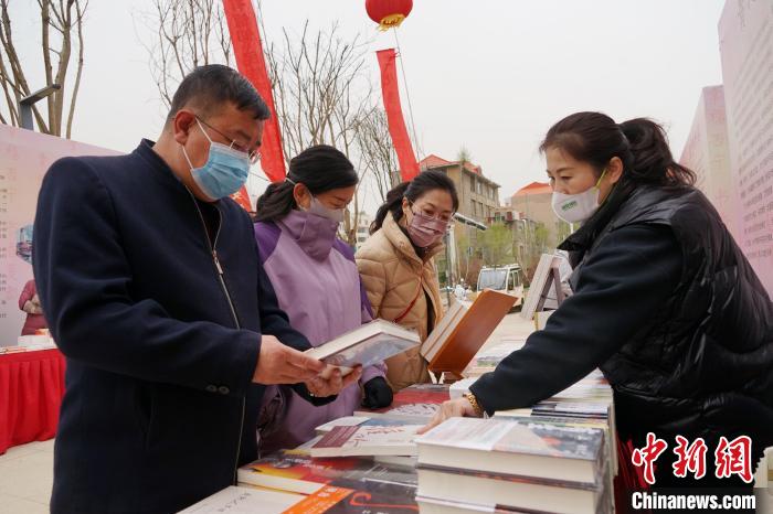 圖為民眾在活動(dòng)現(xiàn)場(chǎng)購(gòu)書(shū)。　馬銘言 攝
