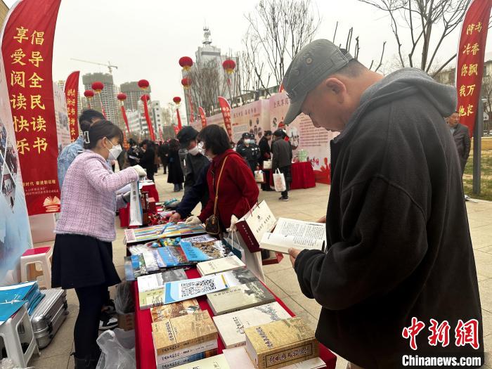 圖為民眾在活動(dòng)現(xiàn)場(chǎng)讀書(shū)、購(gòu)書(shū)?！±铍h 攝