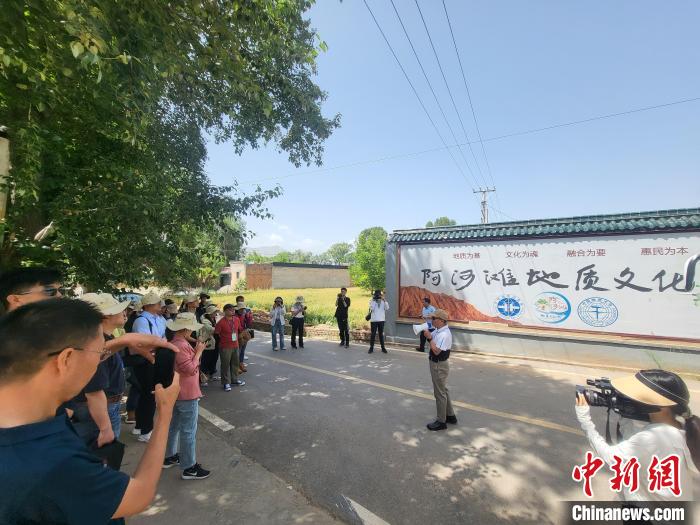 圖為中國(guó)地質(zhì)大學(xué)(北京)教授張緒教介紹村落情況。　胡友軍 攝