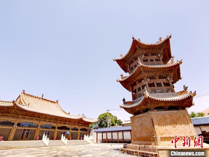圖為阿河灘清真寺局部?！?zhí)砀?攝