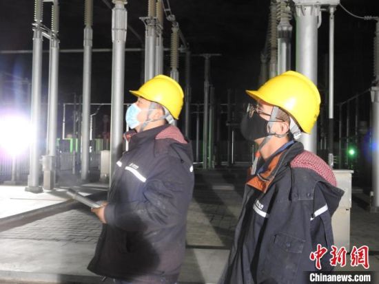 圖為5月10日凌晨，國(guó)網(wǎng)青海檢修公司柴達(dá)木換流站運(yùn)維人員在進(jìn)行柴拉直流系統(tǒng)停電操作?！∫杂?攝