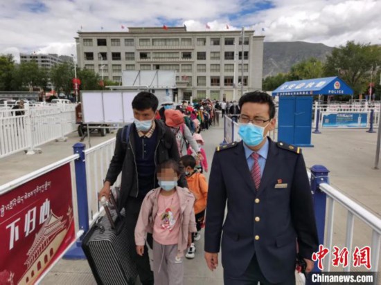 圖為拉薩車站工作人員為西藏先心病患兒和陪同人員提供“綠色”接力幫扶，并開通了專門通道，讓他們快速進(jìn)站上車。拉薩車站 供圖