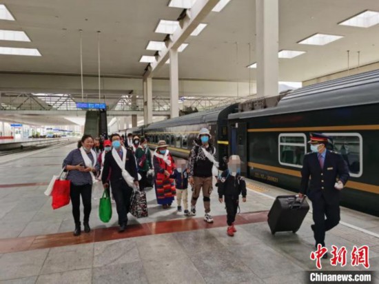 圖為拉薩車站工作人員為西藏先心病患兒和陪同人員提供“綠色”接力幫扶，并開通了專門通道，讓他們快速進(jìn)站上車。拉薩車站 供圖