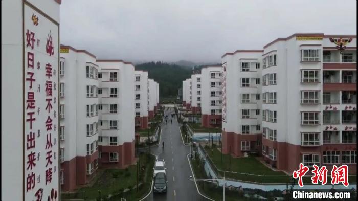 越西縣最大的易地扶貧搬遷安置點(diǎn)——城北感恩社區(qū)?！『武?攝