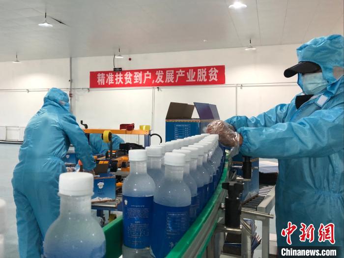 圖為阿里地區(qū)措勤縣某飲用水加工公司，該公司以“基地+公司+貧困民眾”為運(yùn)營(yíng)模式，帶動(dòng)貧困民眾68戶(hù)232人?！≈x牧 攝
