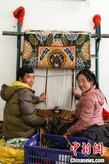 圖為1月15日，在日喀則市謝瑪氆氌農(nóng)村合作社，拉孜村一對(duì)夫婦在編織卡墊(資料圖)?！≮w朗 攝