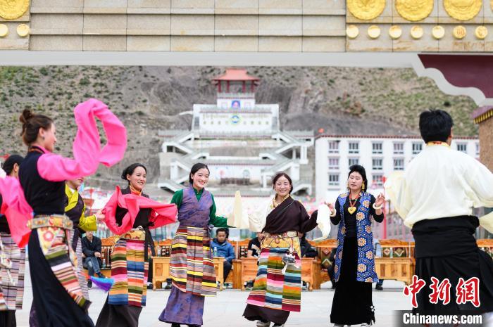 圖為西藏昌都市洛隆縣易地搬遷安置點(diǎn)阿托卡小康示范新村村民載歌載舞慶脫貧(資料圖)。　何蓬磊 攝