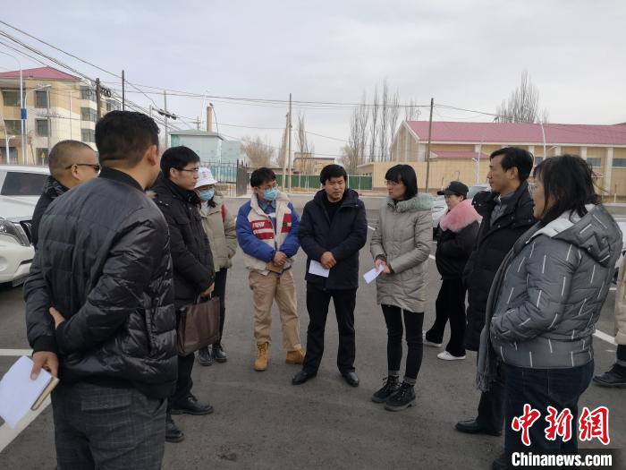 圖為青海大學(xué)工作人員正在現(xiàn)場考察該項目進行情況?！±罱瓕?攝