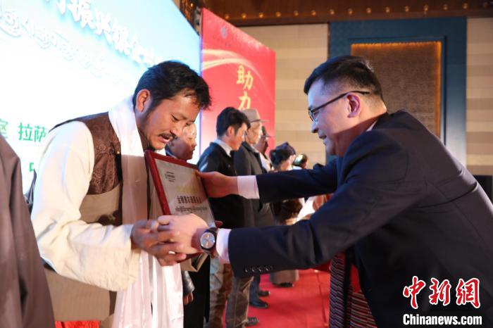 圖為拉薩市銀企對(duì)接洽談會(huì)現(xiàn)場(chǎng)?！「裆愔?攝