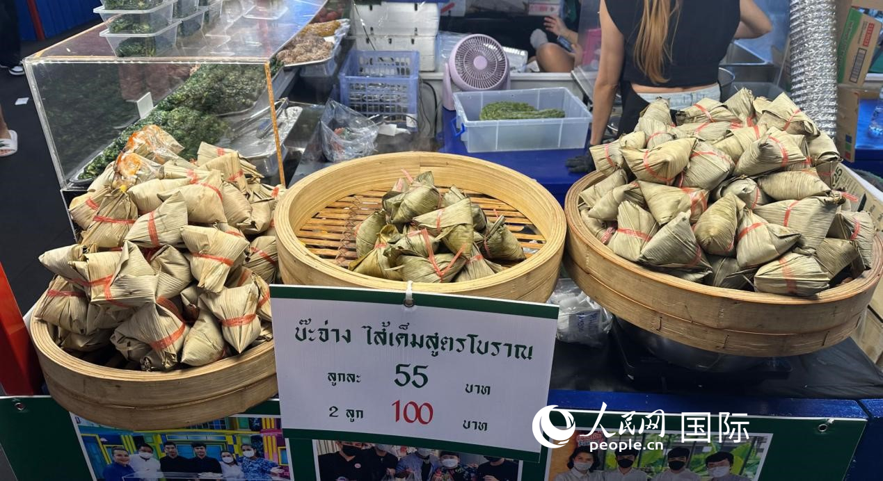 泰國街頭小吃店售賣粽子。人民網(wǎng)記者 簡承淵攝