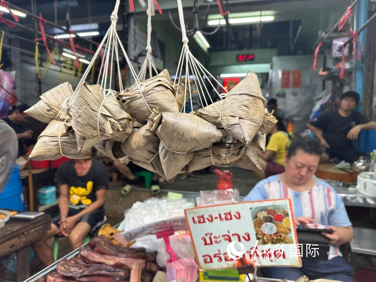 唐人街店鋪售賣的粽子。人民網(wǎng)記者 簡承淵攝
