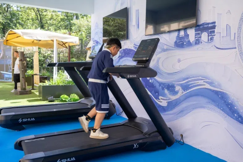 小朋友在智慧體育公園體驗(yàn)跑步機(jī)。巴黎