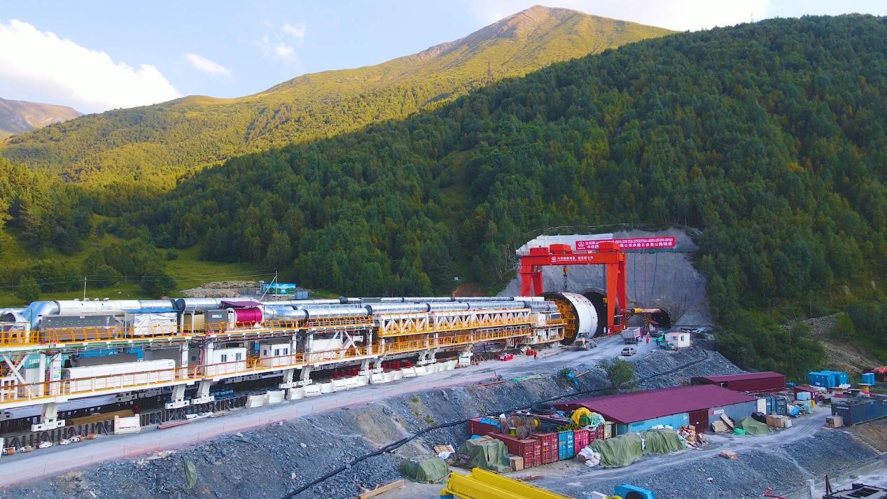 “高加索號”單護(hù)盾硬巖掘進(jìn)機(jī)（TBM）。中鐵隧道局格魯吉亞KK公路隧道項目部供圖
