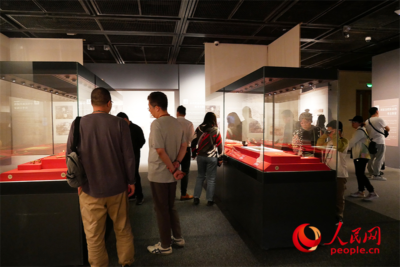 “五一”假期，游客在首都博物館參觀展覽。人民網(wǎng)記者 韋衍行攝