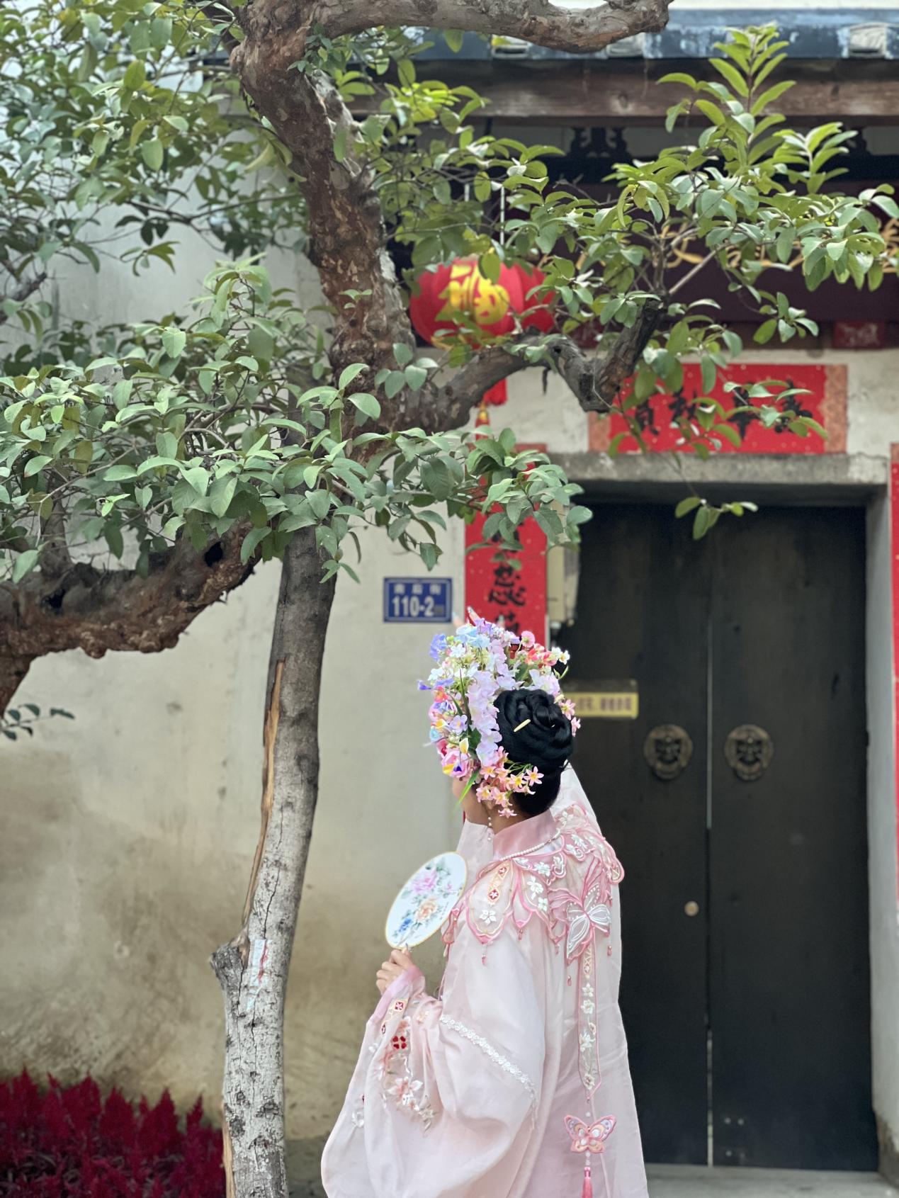 福建泉州，頭戴簪花的游客正拍照留念。人民網(wǎng) 歐陽易佳攝