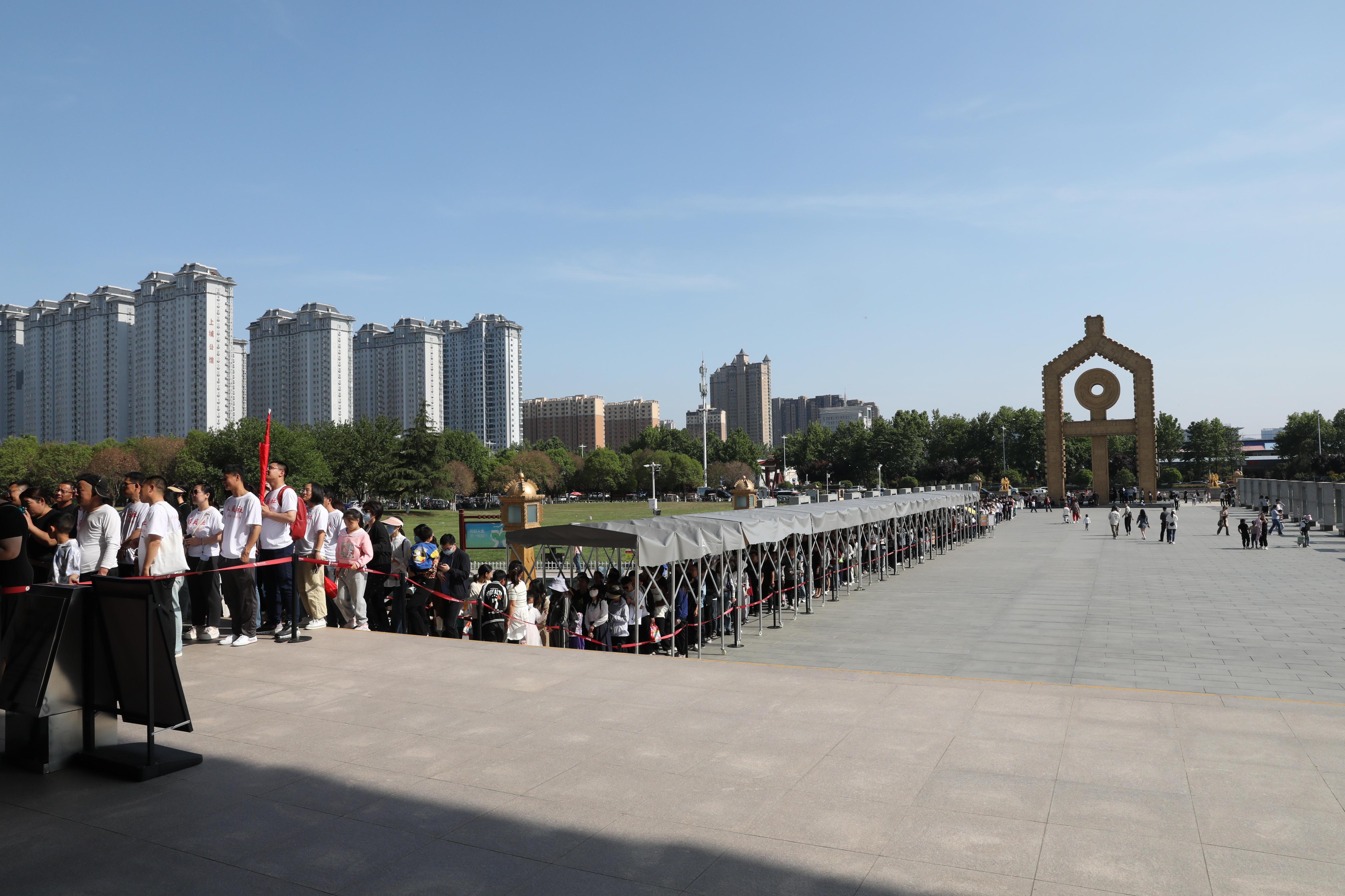 “五一”期間，中國(guó)文字博物館外游客有序排隊(duì)。中國(guó)文字博物館供圖