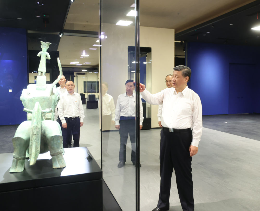 2023年7月26日，習近平總書記在四川省德陽市考察了三星堆博物館，了解當?shù)貧v史文化遺址發(fā)掘研究、文物保護修復等情況。