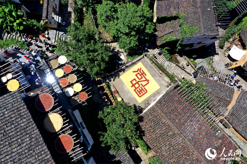 篁嶺曬秋大媽用農(nóng)作物曬出“活力中國(guó)”。人民網(wǎng)記者 時(shí)雨攝