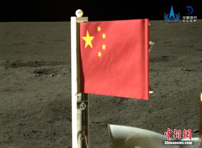 6月4日，中國國家航天局公布了嫦娥六號探測器在月球背面的五星紅旗展示影像。鮮艷的五星紅旗再次閃耀月球，這也是中國首次在月球背面獨立動態(tài)展示國旗。<a target='_blank' href='/'><p  align=