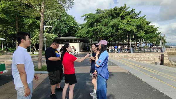 人民網(wǎng)記者采訪紅樹林公園游客。人民網(wǎng)記者 李彤?dāng)z