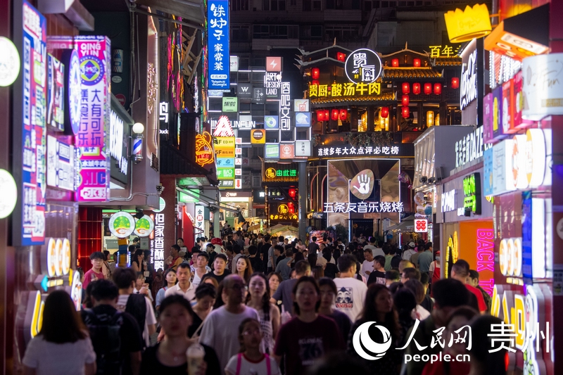 6月21日，貴陽，青云市集內(nèi)游人如織。人民網(wǎng)記者 翁奇羽攝