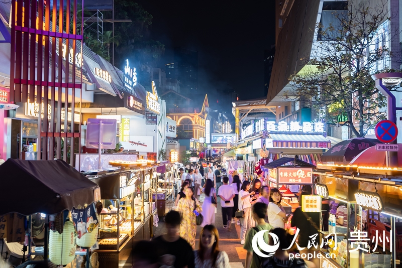 6月21日，夜幕下人頭攢動的貴陽市太平路街區(qū)。人民網(wǎng)記者 涂敏攝
