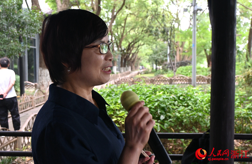 面向運(yùn)河，任國萍放聲歌唱。人民網(wǎng)記者 張麗瑋