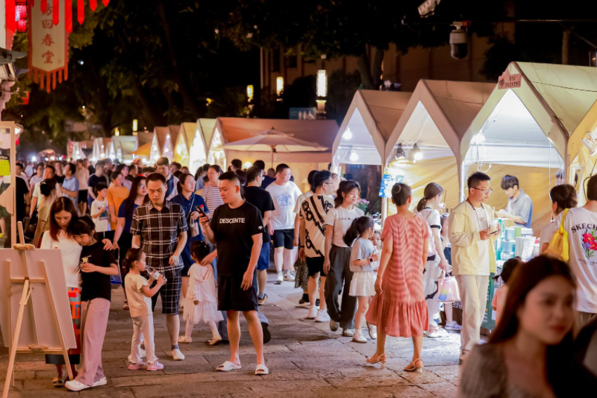 本屆中國大運(yùn)河廟會吸引不少市民游客前來參觀游玩。拱墅區(qū)委宣傳部供圖