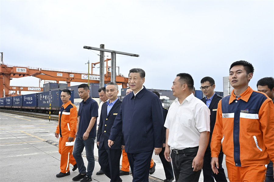 2024年4月22日至24日，中共中央總書記、國家主席、中央軍委主席習(xí)近平在重慶考察。這是22日下午，習(xí)近平在重慶國際物流樞紐園區(qū)重慶鐵路集裝箱中心站，同貨車司機(jī)、列車司機(jī)、裝卸工人、場(chǎng)站管理人員等親切交流。新華社記者 岳月偉 攝