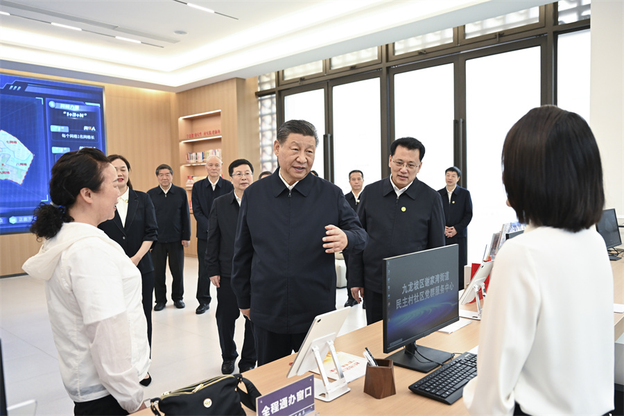 2024年4月22日至24日，中共中央總書記、國家主席、中央軍委主席習(xí)近平在重慶考察。這是22日下午，習(xí)近平在九龍坡區(qū)謝家灣街道民主村社區(qū)考察。新華社記者 謝環(huán)馳 攝