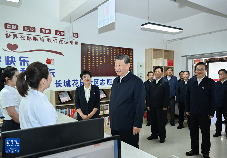 2024年6月19日下午，習(xí)近平在寧夏銀川市金鳳區(qū)長(zhǎng)城花園社區(qū)黨群服務(wù)中心便民服務(wù)廳了解社區(qū)開展便民惠民服務(wù)等情況。新華社記者 謝環(huán)馳 攝