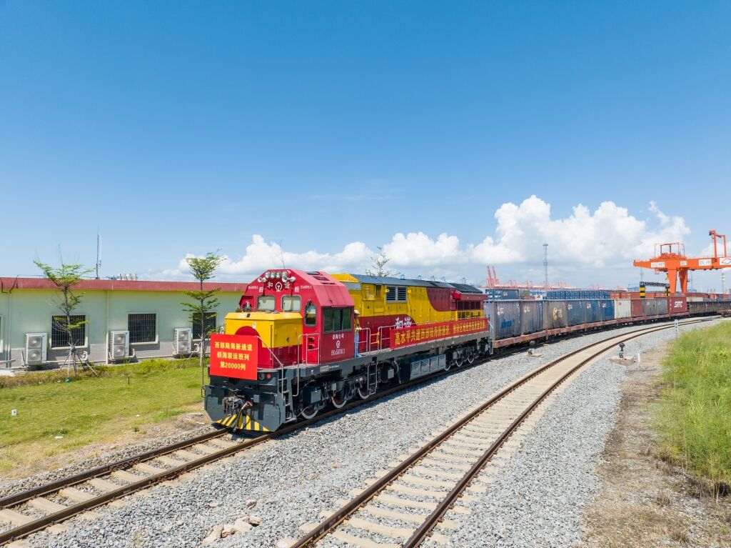 01 陸海新通道第20000列班車。陸海新通道運(yùn)營(yíng)公司供圖