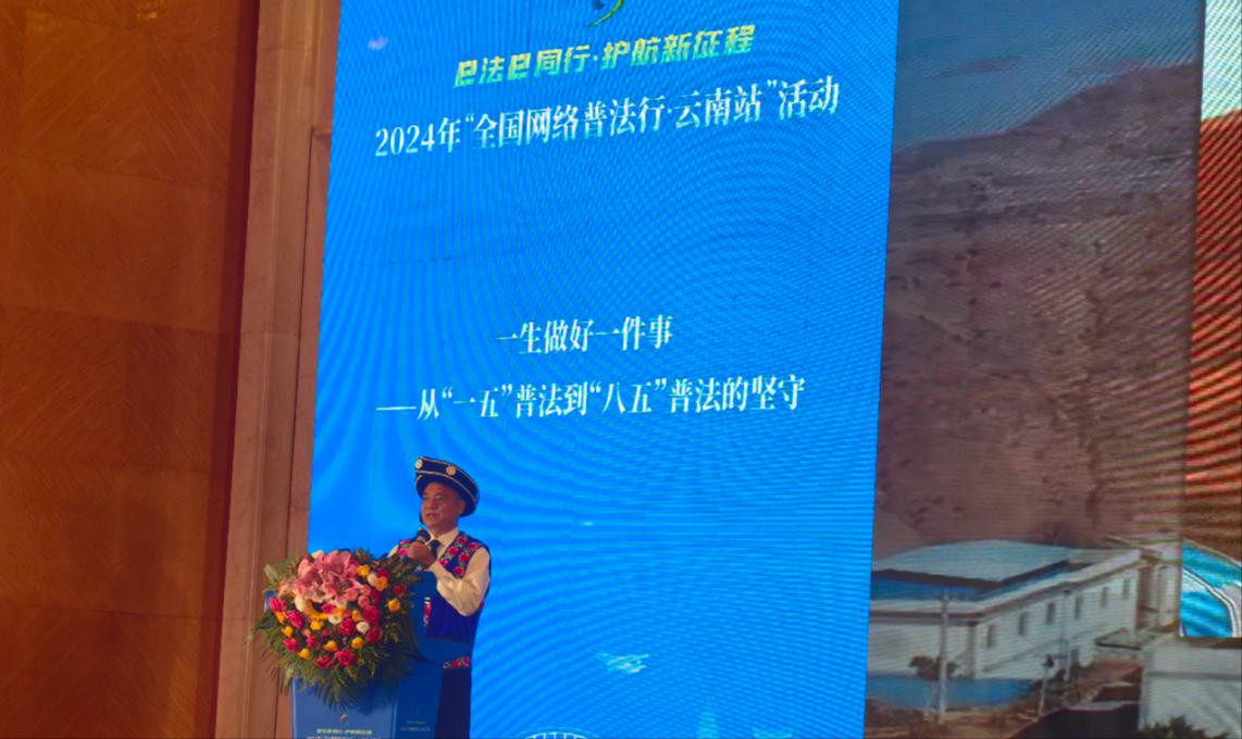 李學(xué)平分享普法的故事。人民網(wǎng)記者 孝金波攝
