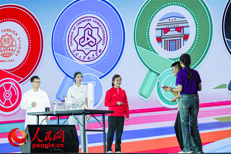 陳夢與南開學(xué)子互動。人民網(wǎng)記者 于凱攝
