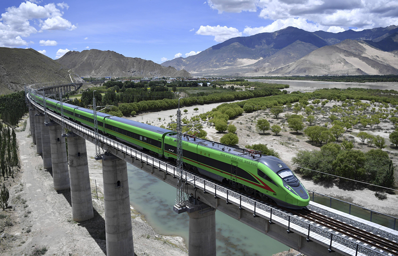2022年6月22日，復(fù)興號列車行駛在西藏山南境內(nèi)。