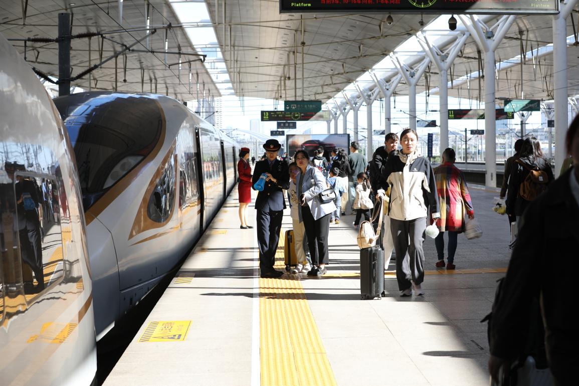 旅客在站臺準備乘車。受訪方供圖