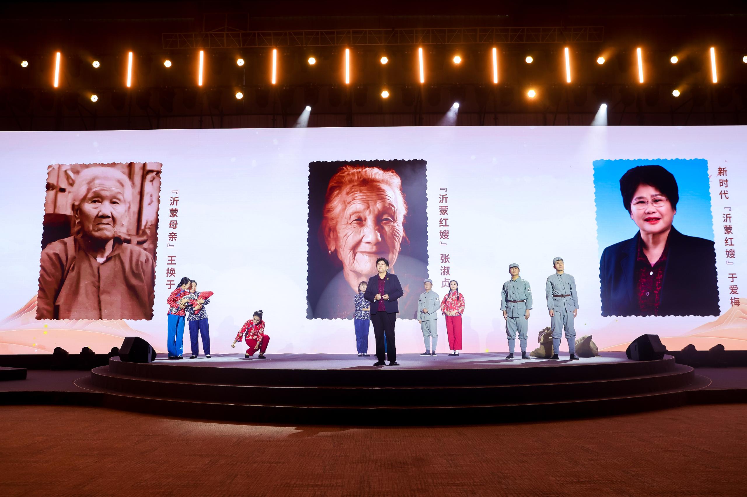 “何以中國·弦歌不輟”網(wǎng)絡(luò)主題活動(dòng)現(xiàn)場(chǎng)，于愛梅講述“沂蒙紅嫂”的故事。人民視頻供圖。