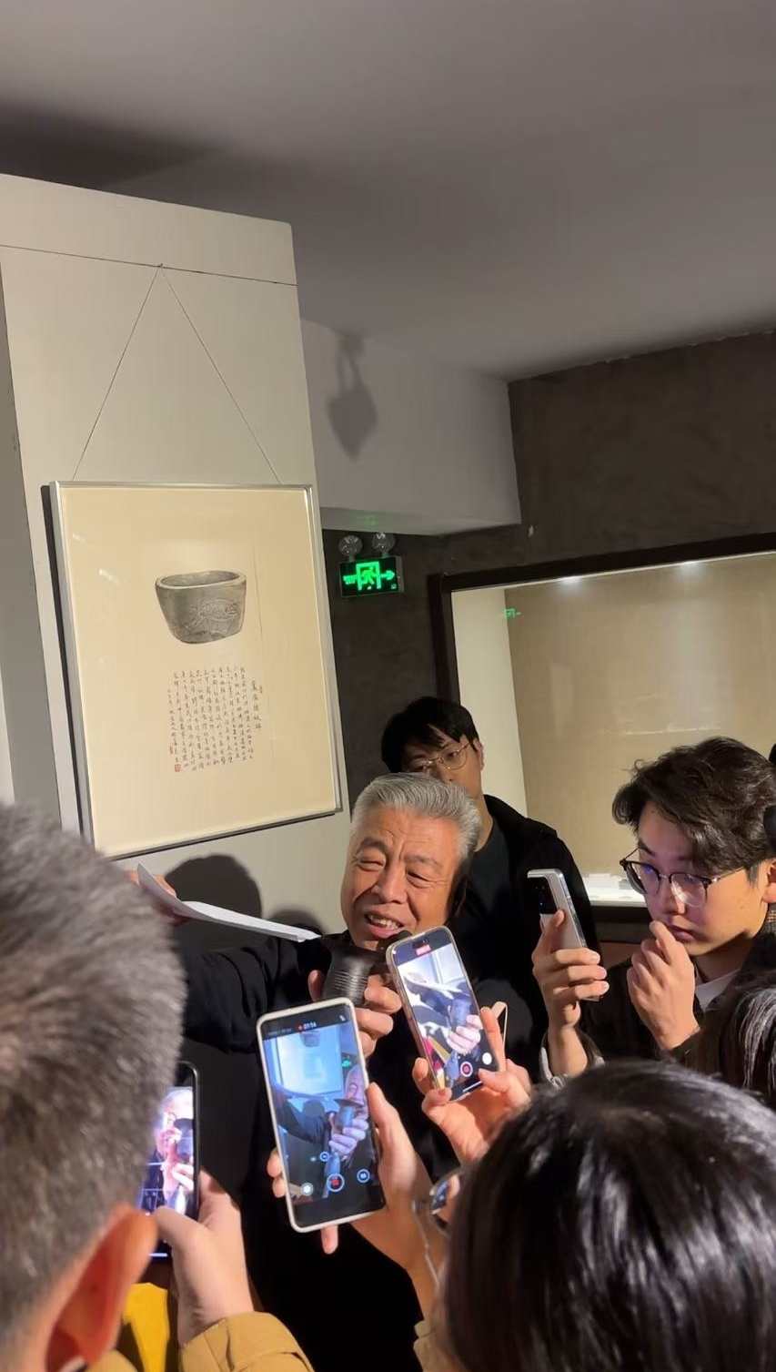 黑陶邢文化博物館館長邢葆東展示兩張相疊的A4紙，向記者解釋此為杯口的厚度。