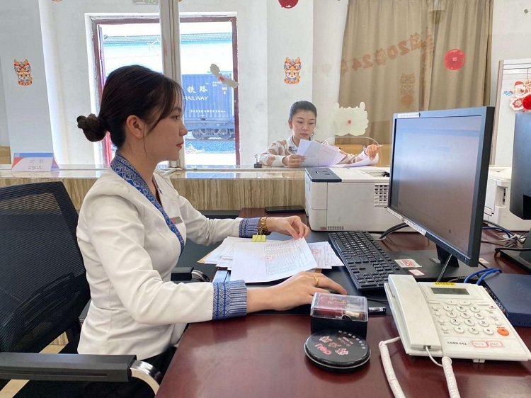 春節(jié)期間，中老鐵路員工堅(jiān)守崗位，保障鐵路運(yùn)行安全、暢通。李加勇攝
