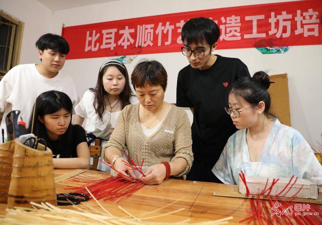 直播助農(nóng)、健康義診、扮靚街巷……青年學(xué)子暑期返鄉(xiāng)服務(wù)桑梓