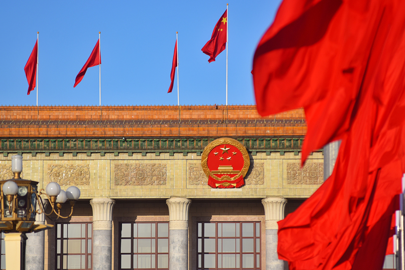2024年3月8日，北京上空現(xiàn)“兩會藍(lán)”，人民大會堂前紅旗飄揚。