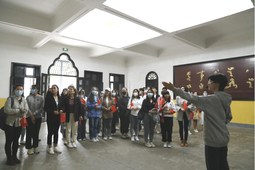 2021年5月20日，在喜迎中國共產(chǎn)黨建黨100周年之際，我校開展了少數(shù)民族學(xué)生“學(xué)黨史、感恩黨、跟黨走”紅色研學(xué)活動(dòng)。
