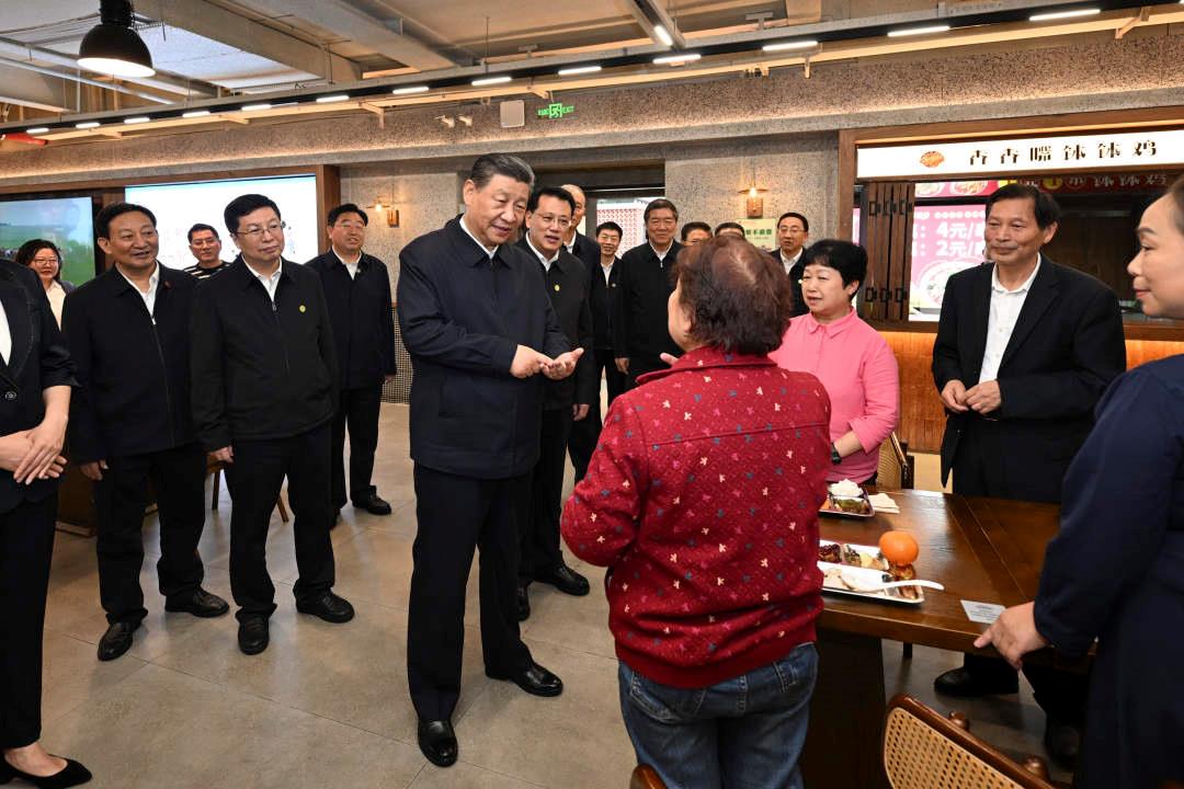△2024年4月22日，習(xí)近平總書(shū)記來(lái)到重慶九龍坡區(qū)謝家灣街道民主村社區(qū)考察。