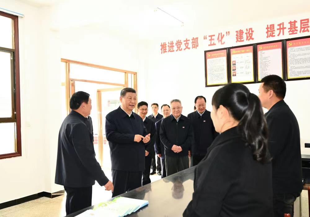 △2024年3月19日，習(xí)近平總書(shū)記在湖南常德市鼎城區(qū)謝家鋪鎮(zhèn)港中坪村黨群服務(wù)中心了解當(dāng)?shù)貫榛鶎訙p負(fù)、提升基層治理效能等情況。