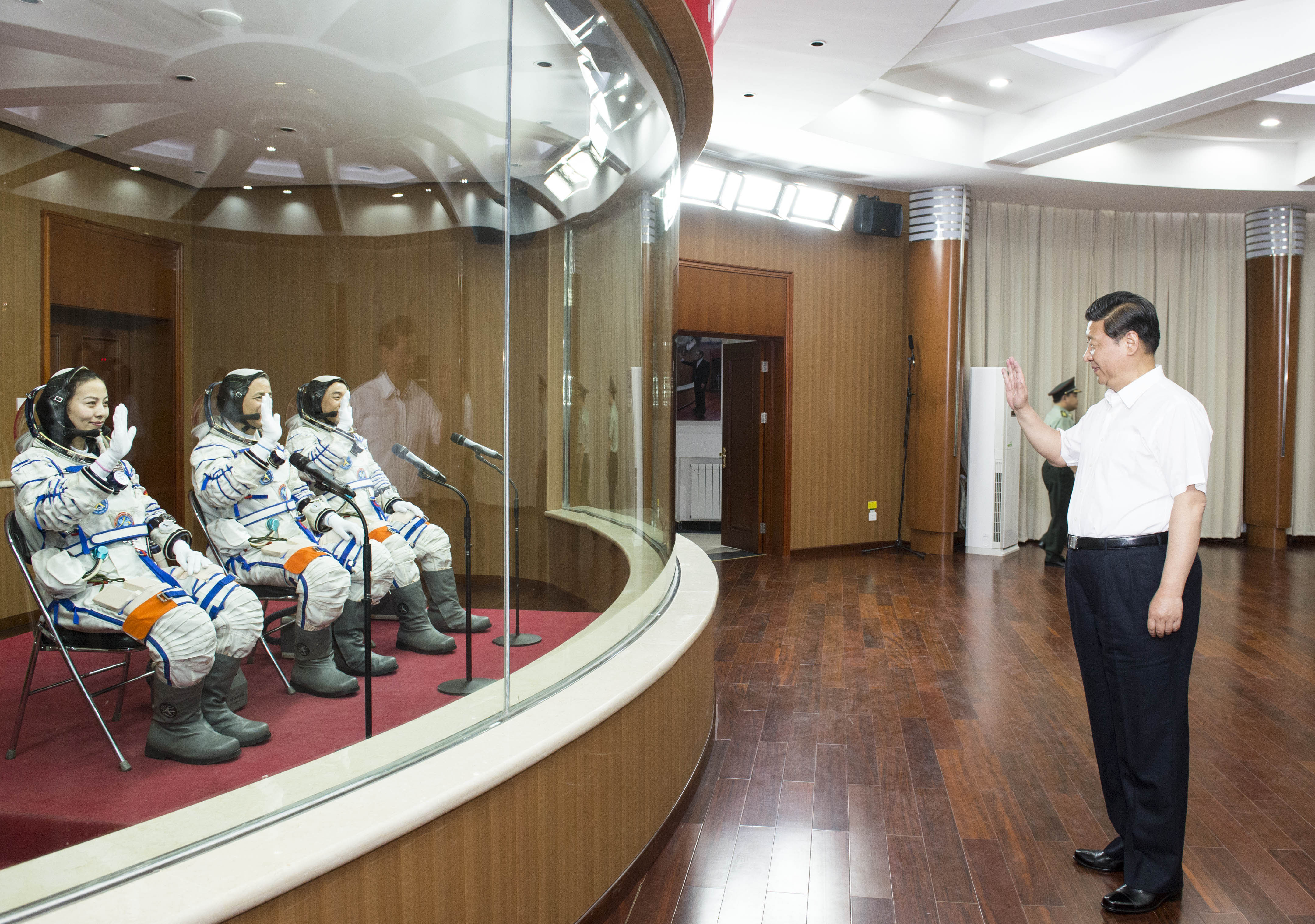 2013年6月11日，習(xí)近平總書記在酒泉衛(wèi)星發(fā)射中心觀看神舟十號載人飛船發(fā)射。這是習(xí)近平向即將出征的航天員聶海勝、張曉光、王亞平揮手致意。