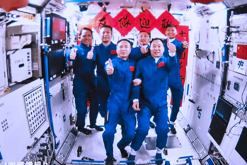 2023年5月30日，在北京航天飛行控制中心拍攝的神舟十五號航天員乘組與神舟十六號航天員乘組拍下“全家?！钡漠嬅妗? oldsrc=